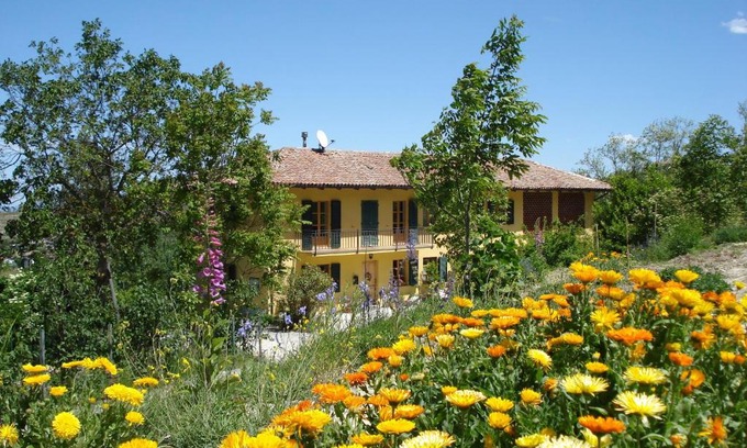 Cassinasco House | Pet-Friendly Casa Calendula: Rated 10/10 for Family Comfort