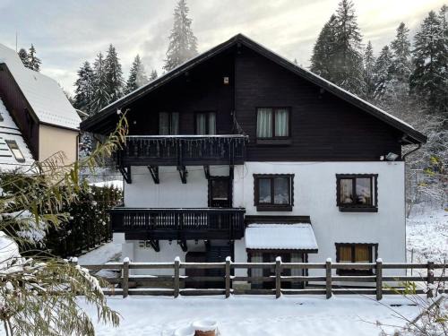 Predeal Villa | Family-Friendly Casa Caluco with Hot Tub & Impressive 9.7/10