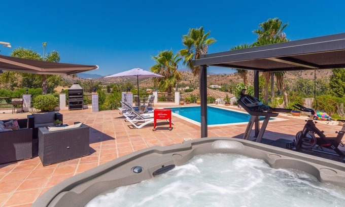 Coin Villa | Experience Casa Cameleon Coín: Pool, Spa & High Ratings