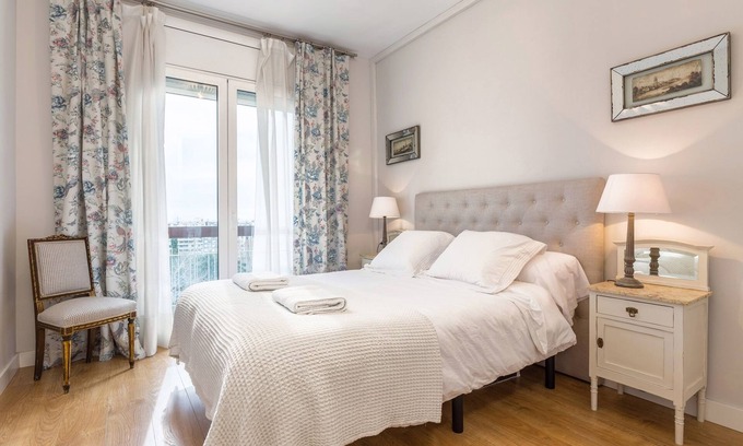 La Salut Apartment | Cozy Casa Camelies Apartment Near Park Guell with Free WiFi