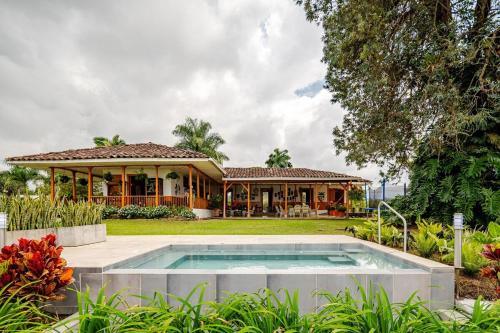 Alegrias House | Casa Campestre con Jacuzzi y 4 habitaciones en Pereira