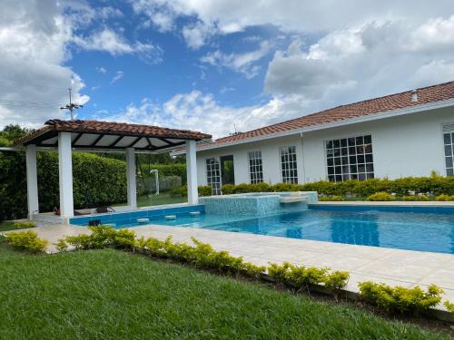 Pereira Villa | Relax at Casa Campestre Las Marias in Cerritos Pereira