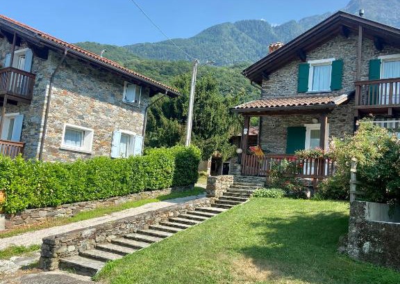 Colico Piano House | Discover Casa Carola: Oceanfront Escape with Pool & Pets