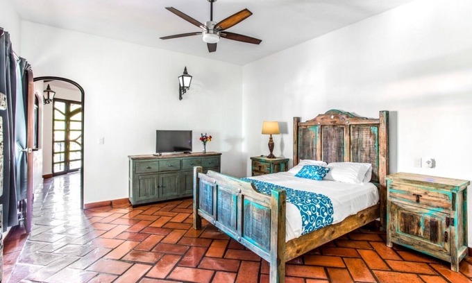 Ajijic Bed & Breakfast | Casa Caroline Bella - Top-Rated Stay with Pool & Spa