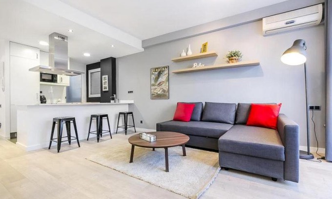 Los Rios Apartment | Cozy Casa: Pet-Friendly Retreat with Pool and Breakfast