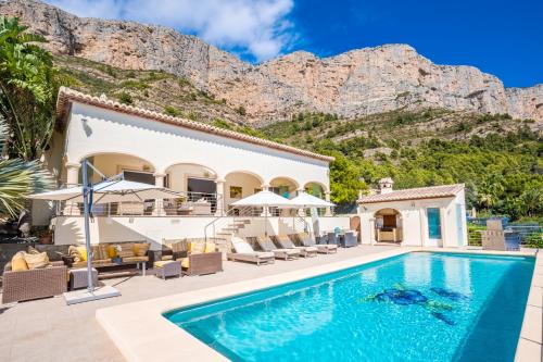Ermita Villa | Discover Casa Casiopea: Family-Friendly Haven with Pool