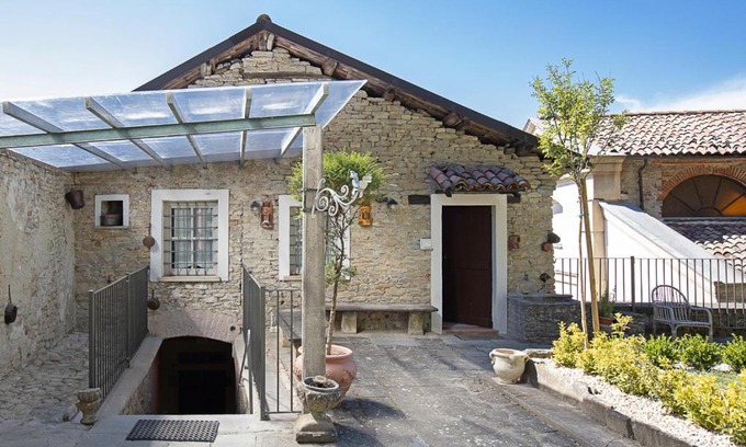 Santo Stefano Belbo Apartment | Discover Casa Cecilia: Pet-Friendly Retreat with Breakfast