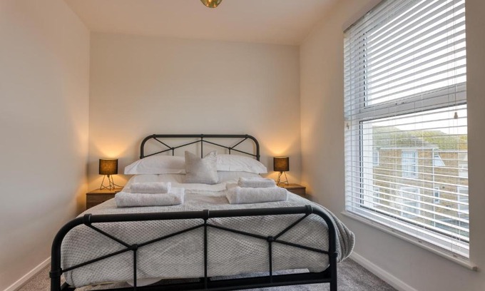 Ramsgate House | Casa Cella - Ideal 4-Bedroom Retreat with Private Garden