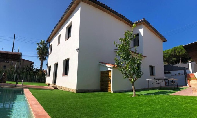 Sant Vicenc de Montalt House | Inviting Casa Centro del Pueblo with Private Pool & Ocean View