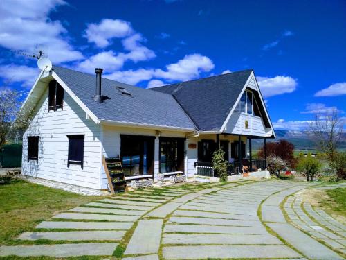 Santa Cruz de Campezo/Santikurutze Kanpezu Ski Chalet | Oceanfront Casa - Chalet Madera Canadiense with Pool