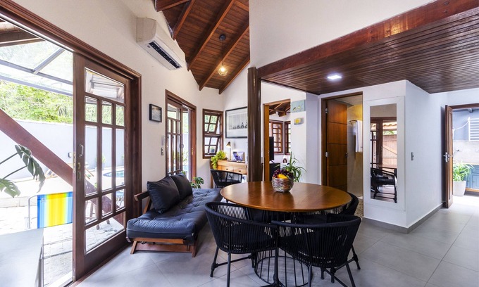 Barra do Una House | Relaxing Casa com Piscina e Espaço para Pets em Barra do Una