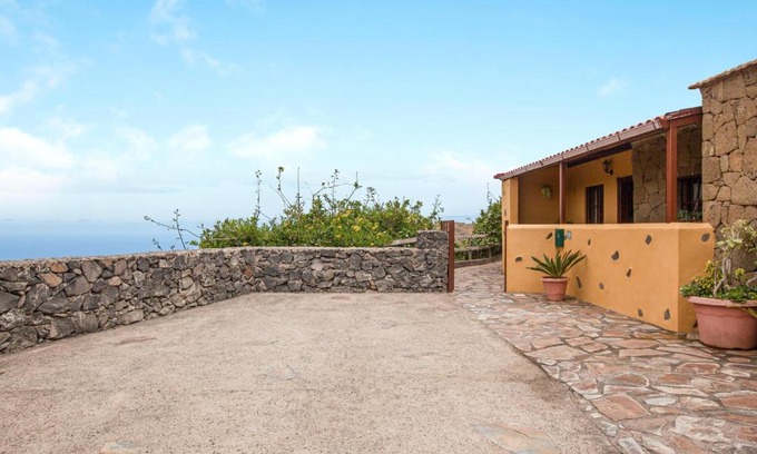 San Cristobal de La Laguna Villa | Discover Casa Chinamada: Family-Friendly Getaway with Top Ratings