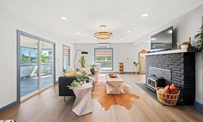 Lakewood House | Experience Casa Cielo: Steilacoom Lakefront Getaway