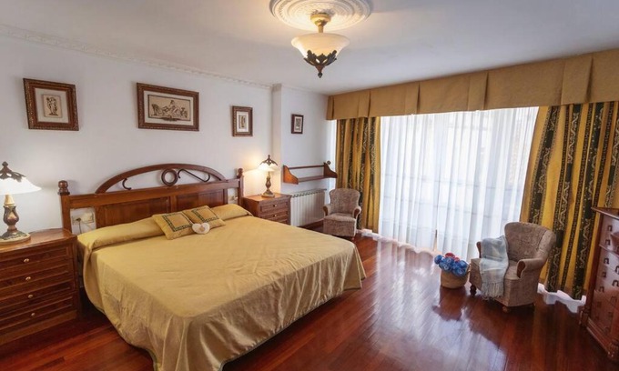 Corcubion House | Casa Clara: Cozy Retreat with Ocean Views and Breakfast