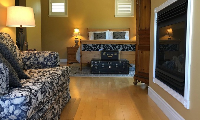 Okanagan-Similkameen Bed & Breakfast | Casa Colina Bed & Breakfast - The West Queen Suite