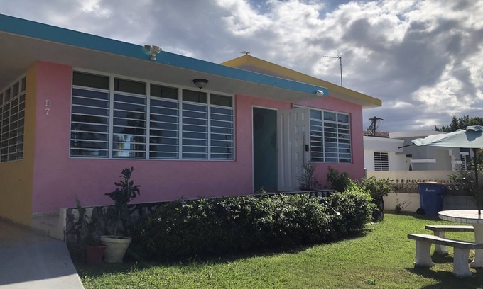 Maleza Baja Bed & Breakfast | Budget-Friendly Retreat at Casa Colorida Awaits You