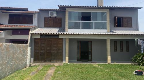 Tramandai House | Inviting Casa with 4 Bedrooms and Pool for Your Getaway