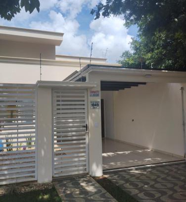Sinop House | Casa com ar no quarto garagem espaço que cabe uma camionete cozinha completa