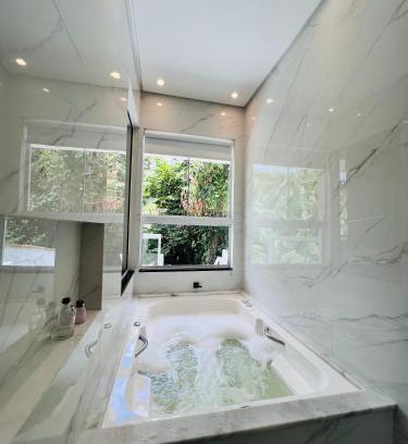 Governador Celso Ramos House | Pet-Friendly Casa com Banheira with Inviting Hot Tub