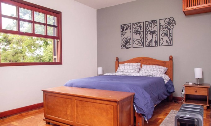 Loteamento Jardim Veu da Noiva House | Cozy Getaway with Spa and Kitchen in Campos do Jordão