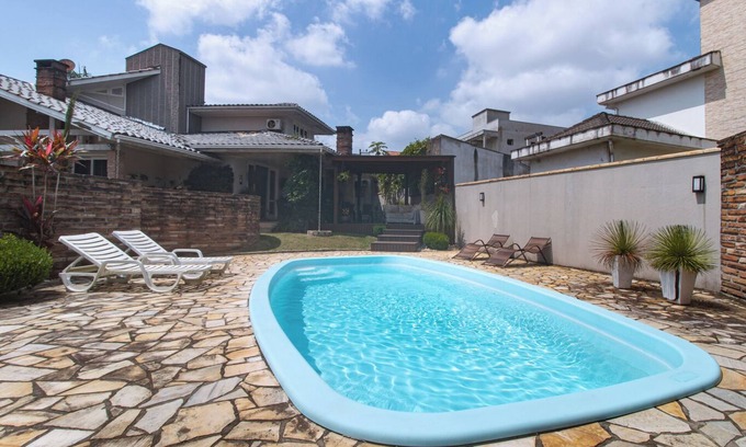 Pinheirinho Ski Chalet | Inviting Casa with Fireplace, BBQ & Wi-Fi in Criciúma