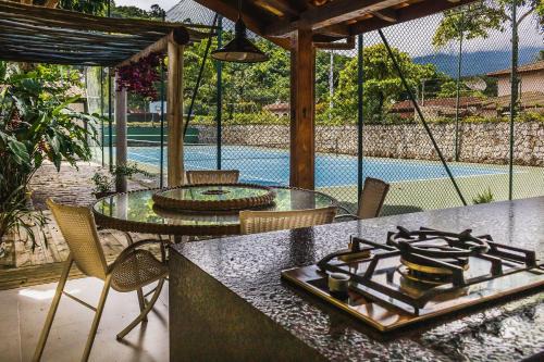 Centro Comercial House | Discover Casa with Tennis Court & BBQ in Ihabela