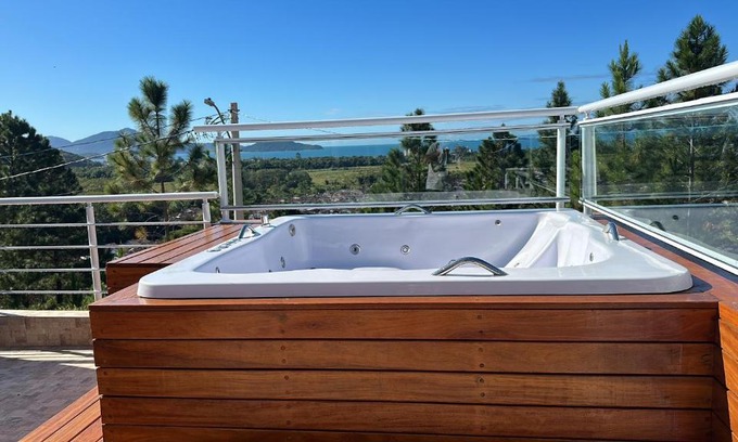 Jardim Capricornio House | Relaxing Spa Retreat at Casa com spa em Caraguatatuba