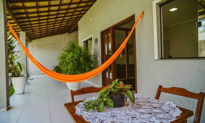 Coqueiro Ski Chalet | Cozy Casa with Wi-Fi, Steps from Beach in Luís Correia
