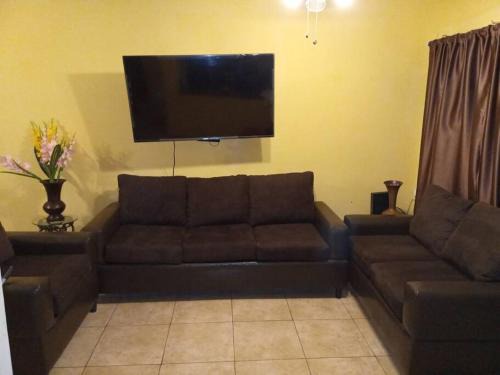 Monclova House | Cozy Casa: Private Retreat with Garage & Family Friendly