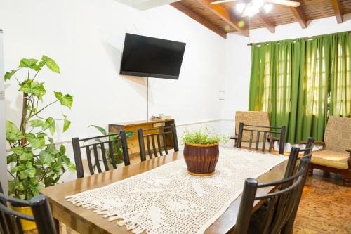 Godoy Cruz Apartment | Family-Friendly Casa with Garage in Prime Godoy Cruz Location