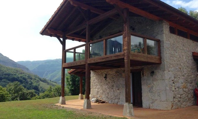 Arredondo Ski Chalet | Charming Casa con Encanto: Pet-Friendly Retreat Rated 9/10