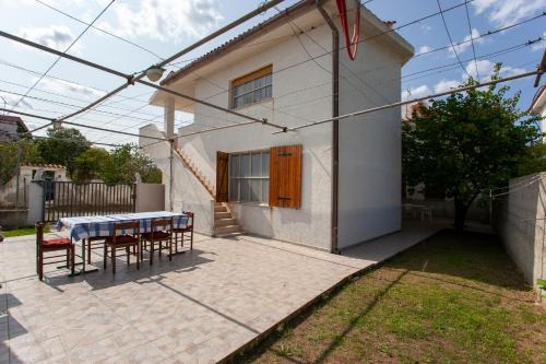 Monte Longu Apartment | Charming Casa con Giardino: Relax in a Pet-Friendly Retreat
