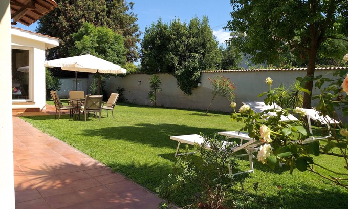 Zona XXX Castel Fusano Apartment | Idyllic Retreat: Casa con Giardino Near Rome & the Sea