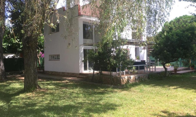 Tamarit House | Cozy Casa with Garden, Steps from the Beach - 9.6 Rating