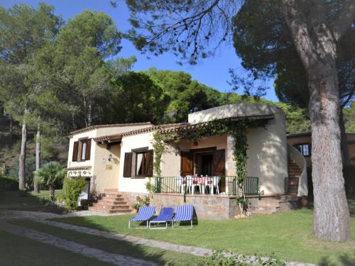 Torroella de Montgri House | Inviting Casa with Private Garden & Community Pool in Torroella