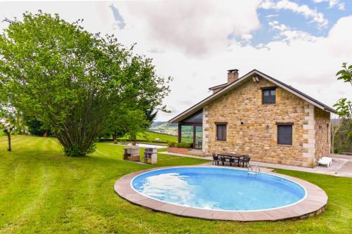 Villaescusa House | Relax at Casa con Jardín y Piscina in Cabarceno