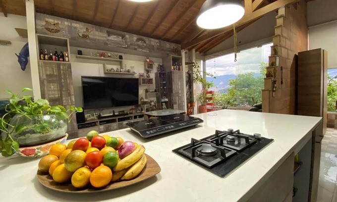 Villa Nueva House | Relaxing Casa with Hot Tub Near Metro Hospital Station