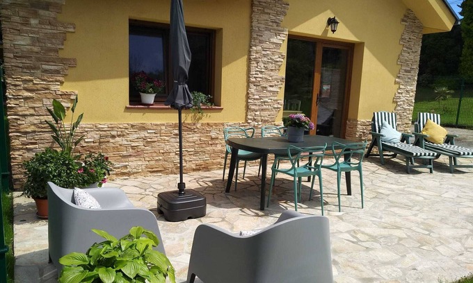 Burela House | Cozy Casa with Garden Near Beaches and Scenic Promenade