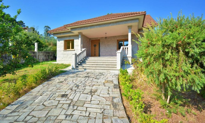 Caldas de Reis House | Family-Friendly Retreat with Garden near Vilagarcía de Arousa