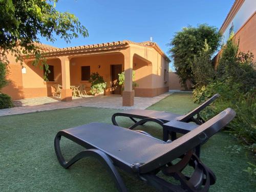 El Palmar Ski Chalet | Relaxing Casa with Private Garden and Shared Pool