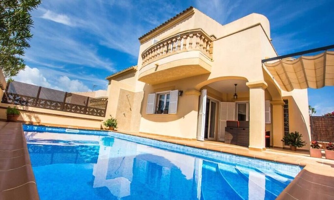 Cala Mandia Ski Chalet | Relaxing Casa con Piscina Steps from the Beach