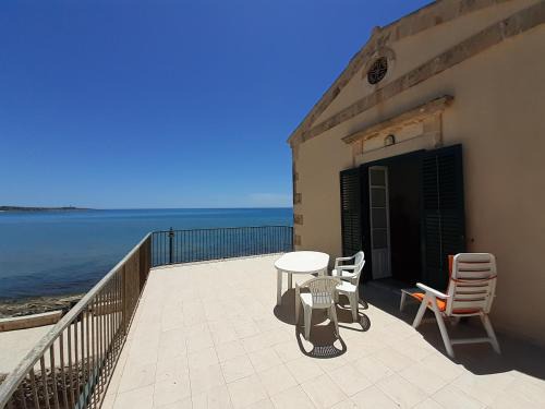Sampieri Apartment | Oceanfront Escape at Casa Con Terrazzo Sul Mare - 9.1/10