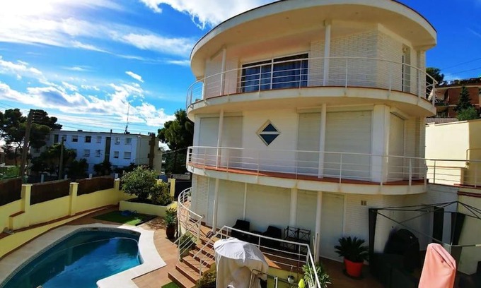 Castelldefels House | Oceanfront Oasis: Casa con vistas al mar with Pool & 10/10 Rating