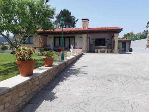 Noia House | Casa con vistas al mar: 4-Star Pet & Child Friendly Retreat