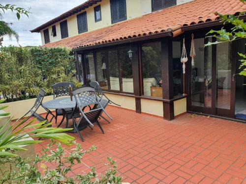 Porto Belo House | Beautiful Casa with 4 Bedrooms, Steps from Manguinhos Beach