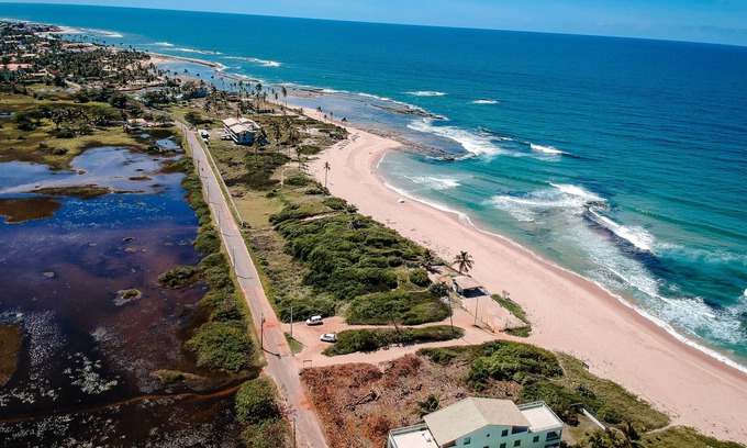Arembepe House | Convenient Casa Steps from the Beach, Ideal for Families
