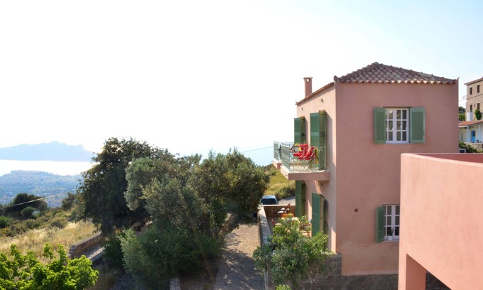 Kontos House | Cozy Casa Corallo: Oceanfront Stay with Breakfast Included