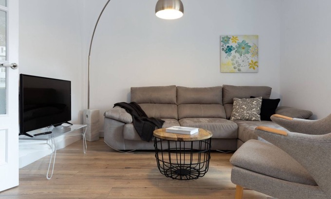 L'Antiga Esquerra de l'Eixample House | Top-Rated Casa Cosi - Eixample: Spa and Breakfast Included