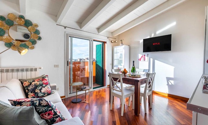 Loreto Apartment | Stylish Casa Cosy Suite Venini: Pet and Child Friendly Stay