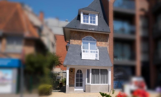 Westende House | Pet-Friendly Casa Cottage with Oceanfront Views & High Ratings
